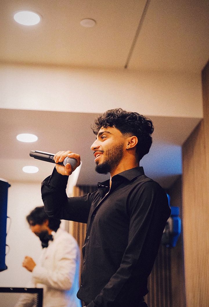 YNGM0M0 performing live with a microphone